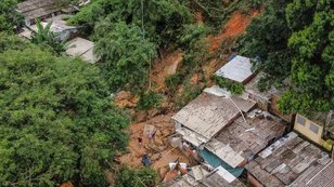 O caminho de destruição deixado por um deslizamento de terra após fortes chuvas em Juquehy, na cidade de São Sebastião, São Paulo, em 20 de fevereiro de 2023 - AFP