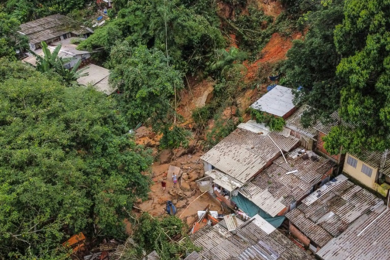 O caminho de destruição deixado por um deslizamento de terra após fortes chuvas em Juquehy, na cidade de São Sebastião, São Paulo, em 20 de fevereiro de 2023 - AFP