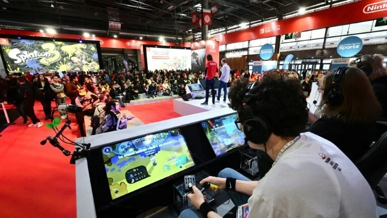 Participantes de um campeonato no estande da Nintendo, na abertura da Paris Games Week, uma feira de videogames - AFP/Arquivos