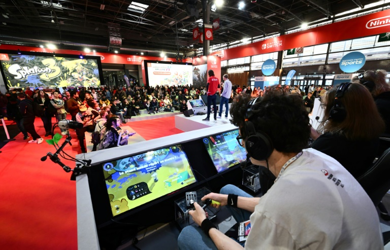 Participantes de um campeonato no estande da Nintendo, na abertura da Paris Games Week, uma feira de videogames - AFP/Arquivos