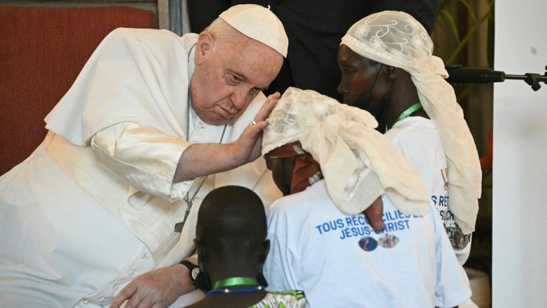Na RDC, papa condena 'atrocidades cruéis, que desonram a humanidade'