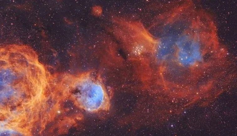 A Grande Nebulosa Carina (NGC 3372) sedia a formação de estrelas e nebulosas icônicas. Localizada na Constelação de Carina, a cerca de 8,5 mil anos-luz da Terra, ela é maior e mais brilhante que a famosa Grande Nebulosa de Órion, na Constelação de Órion. Nesta imagem, vê-se os filamentos semicirculares que cercam a estrela ativa Wolf-Rayet 23 (WR23), na extrema esquerda. Logo à esquerda do centro está a Nebulosa Gabriela Mistral (IC 2599), uma nebulosa de emissão de gás brilhante ao redor do pequeno aglomerado aberto de estrelas (NGC 3324). Acima do centro da imagem está o maior aglomerado estelar NGC 3293, enquanto à sua direita está a relativamente fraca nebulosa de emissão designada Loden 153