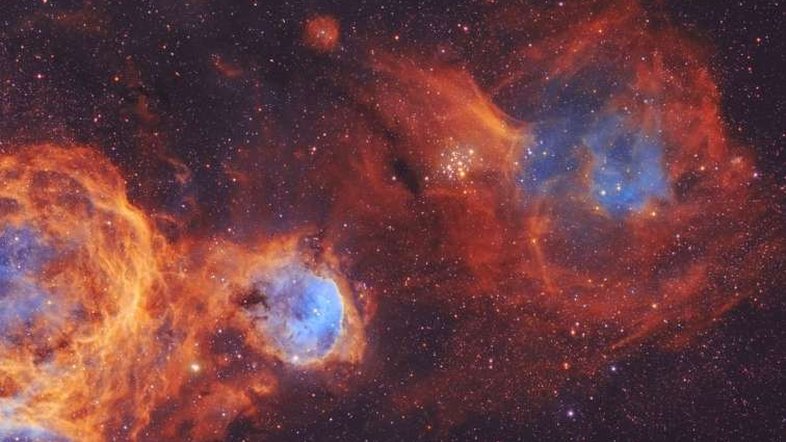 A Grande Nebulosa Carina (NGC 3372) sedia a formação de estrelas e nebulosas icônicas. Localizada na Constelação de Carina, a cerca de 8,5 mil anos-luz da Terra, ela é maior e mais brilhante que a famosa Grande Nebulosa de Órion, na Constelação de Órion. Nesta imagem, vê-se os filamentos semicirculares que cercam a estrela ativa Wolf-Rayet 23 (WR23), na extrema esquerda. Logo à esquerda do centro está a Nebulosa Gabriela Mistral (IC 2599), uma nebulosa de emissão de gás brilhante ao redor do pequeno aglomerado aberto de estrelas (NGC 3324). Acima do centro da imagem está o maior aglomerado estelar NGC 3293, enquanto à sua direita está a relativamente fraca nebulosa de emissão designada Loden 153