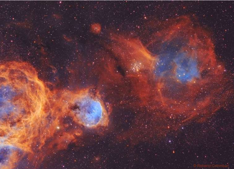 A Grande Nebulosa Carina (NGC 3372) sedia a formação de estrelas e nebulosas icônicas. Localizada na Constelação de Carina, a cerca de 8,5 mil anos-luz da Terra, ela é maior e mais brilhante que a famosa Grande Nebulosa de Órion, na Constelação de Órion. Nesta imagem, vê-se os filamentos semicirculares que cercam a estrela ativa Wolf-Rayet 23 (WR23), na extrema esquerda. Logo à esquerda do centro está a Nebulosa Gabriela Mistral (IC 2599), uma nebulosa de emissão de gás brilhante ao redor do pequeno aglomerado aberto de estrelas (NGC 3324). Acima do centro da imagem está o maior aglomerado estelar NGC 3293, enquanto à sua direita está a relativamente fraca nebulosa de emissão designada Loden 153