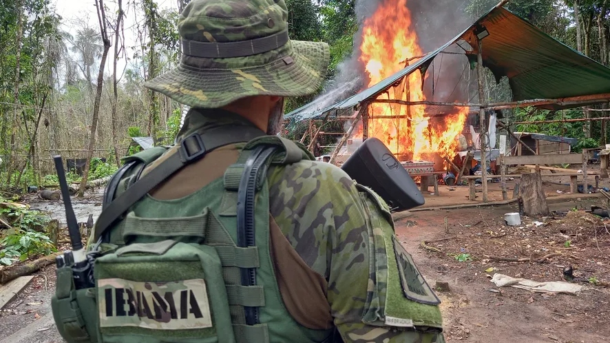 Ibama queima veículos e estrutura de garimpeiros ilegais em terra Yanomami