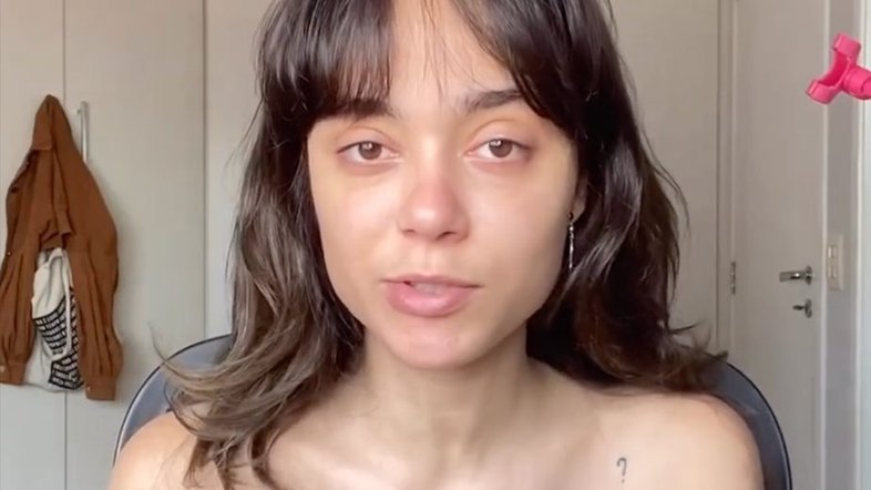 Atriz de 'As Five' denuncia assédio verbal e sexual em ônibus: 'Idade para ser meu pai'