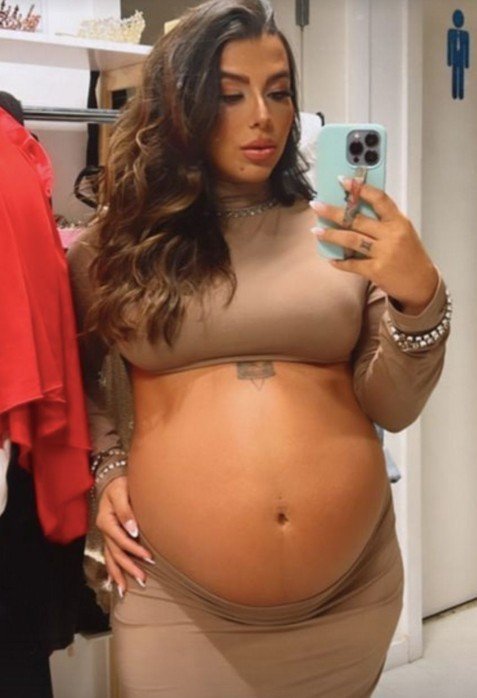 Fotos: Filha de Mauricio Mattar surpreende com barrigão de oito meses em ensaio