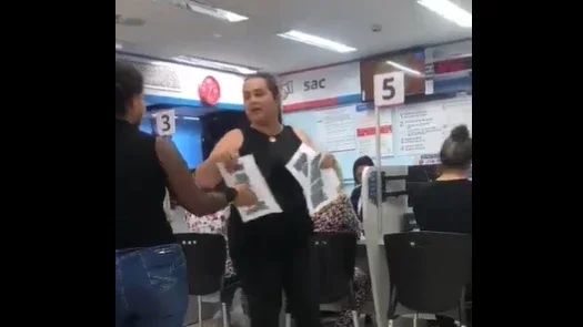 Vídeo: Mulher descobre traição e faz barraco no trabalho da suposta amante do marido