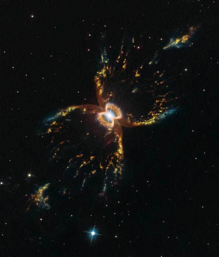 A Nebulosa do Caranguejo do Sul (WRAY 16-147 ou Hen 2-104) é uma nebulosa na austral Constelação do Centauro. Sua aparência em forma de ampulheta foi esculpida por um par giratório de estrelas em um sistema binário. A dupla consiste em uma estrela gigante vermelha e uma anã branca. A gigante vermelha está perdendo suas camadas externas, sendo que parte desse material ejetado é atraído pela gravidade da companheira anã branca. Nesta imagem, é possível ver os gases brilhantes da nebulosa: vermelho representa o enxofre; verde, hidrogênio; laranja, nitrogênio, e azul, oxigênio