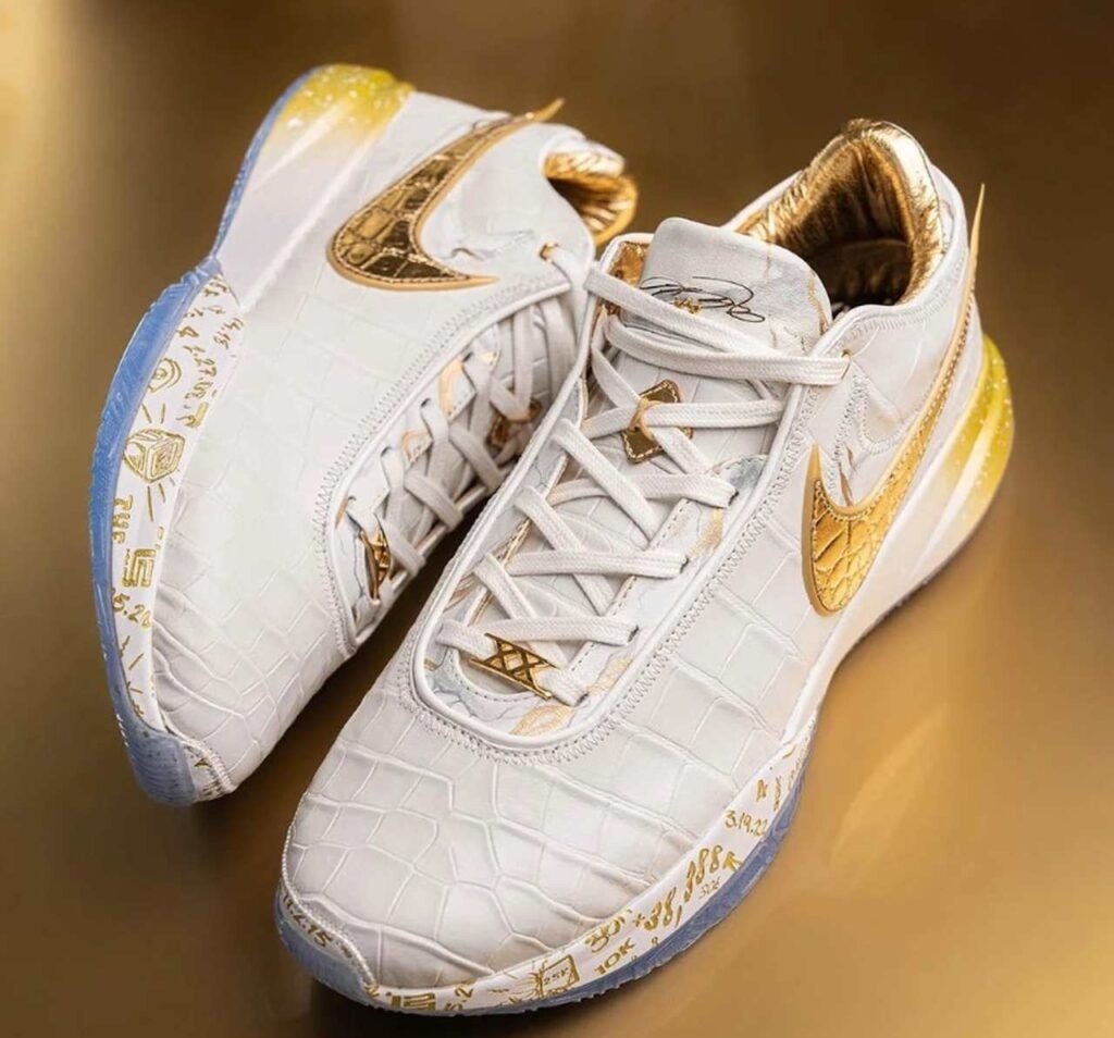 LeBron recebe homenagem de fornecedora com tênis exclusivo por recorde na NBA