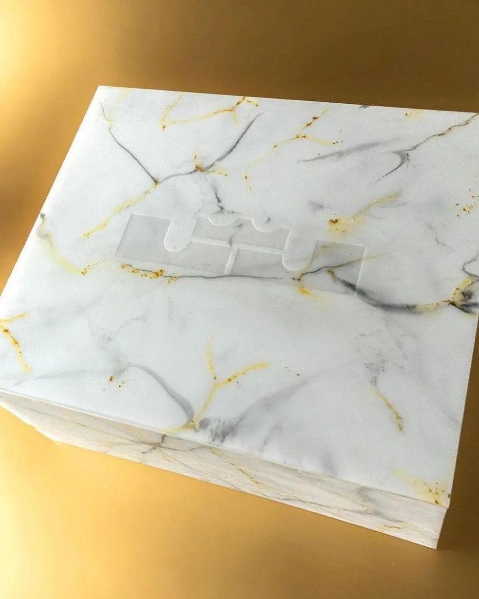 LeBron recebe homenagem de fornecedora com tênis exclusivo por recorde na NBA