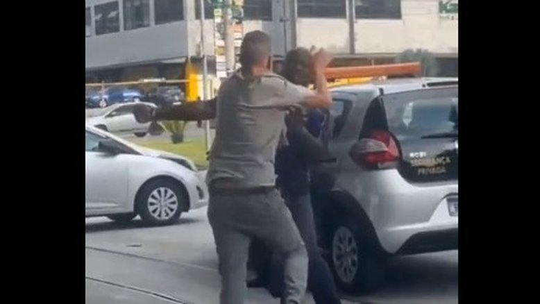 Vídeo: Chamado de macaco, homem negro dá chutes e socos em racista