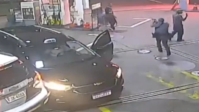 Taxista é salvo de sequestro após bater em viatura da polícia em posto de combustível