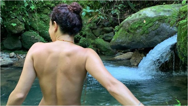 Atriz de 'Todas as Flores', Thalita Carauta surge toda nua em banho de cachoeira