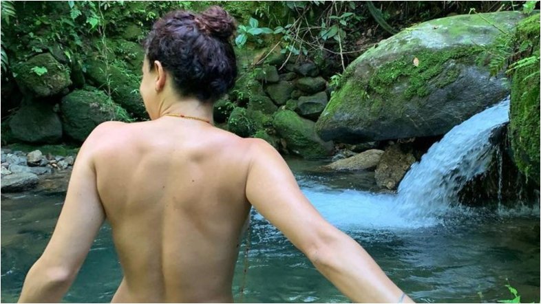 Atriz de 'Todas as Flores', Thalita Carauta surge toda nua em banho de cachoeira