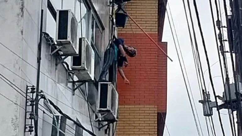 Trabalhador perde os sentidos e fica pendurado após receber descarga elétrica