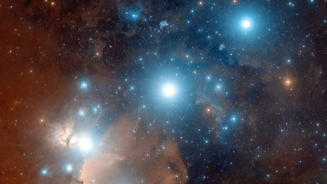Alnitak, Alnilam e Mintaka são as estrelas azuladas brilhantes, da esquerda para a direita, ao longo da diagonal nesta imagem. Elas formam o Cinturão de Órion, na Constelação de Órion, e são três estrelas supergigantes azuis, mais quentes e muito mais massivas que o Sol. Elas estão a cerca de 1,5 mil anos-luz de distância, em meio às nuvens interestelares de Órion. A famosa Nebulosa de Órion fica no fundo deste campo estelar. Esta imagem colorida foi composta a partir de chapas fotográficas digitalizadas do Telescópio Samuel Oschin, um instrumento de pesquisa de campo amplo no Observatório Palomar, localizado em San Diego, estado da Califórnia, nos Estados Unidos