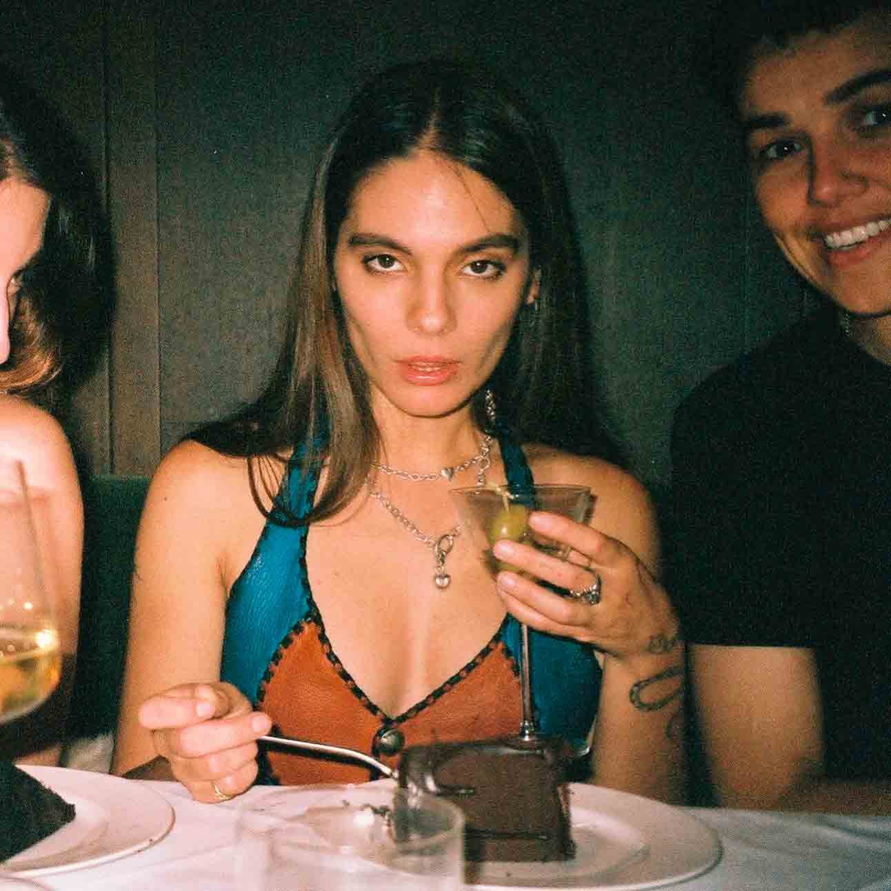 Atriz do filme ‘Sorria’ anuncia entrada na indústria de filmes pornô 2 Caitlin Stasey