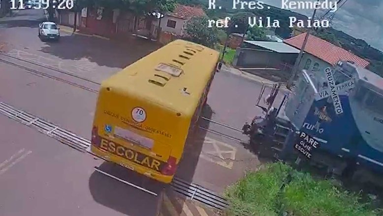 Vídeo mostra momento em que trem atinge ônibus escolar da Apae