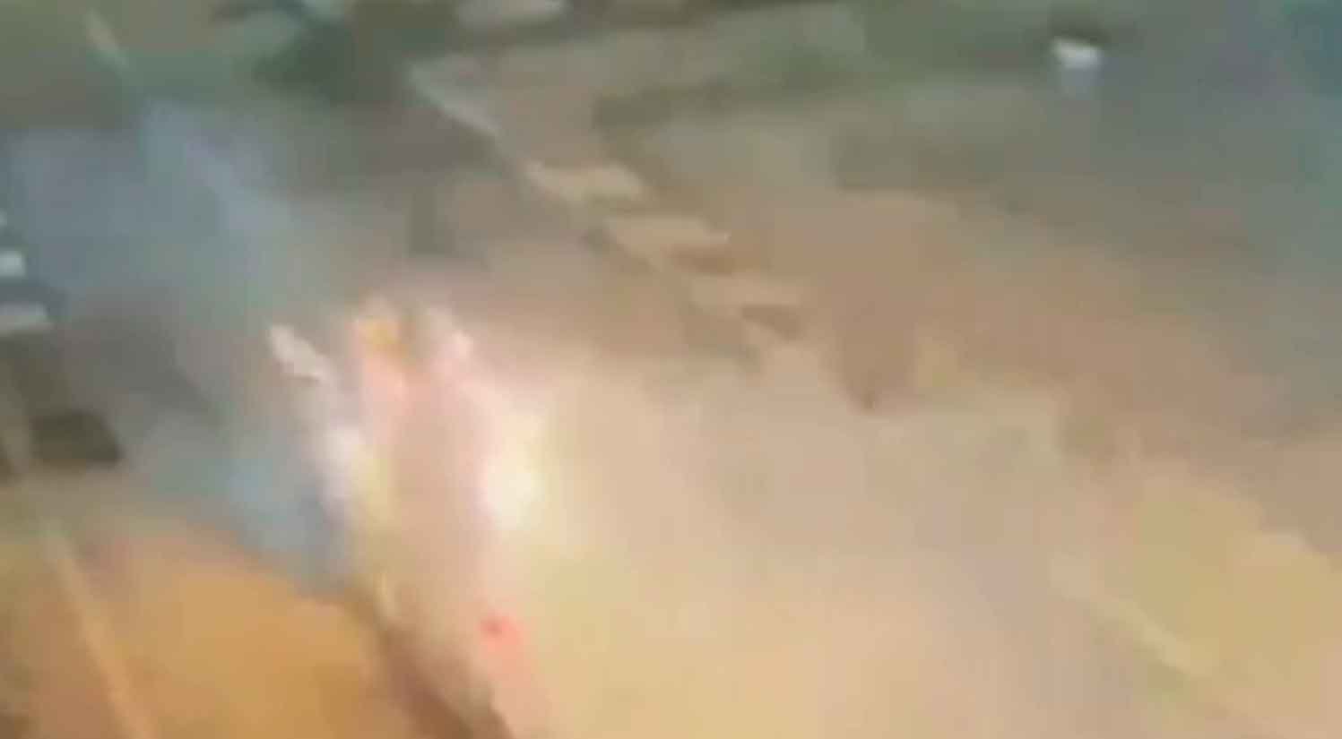 Adolescentes jogam coquetel molotov em casal que eles ‘confundiram com gangue rival’