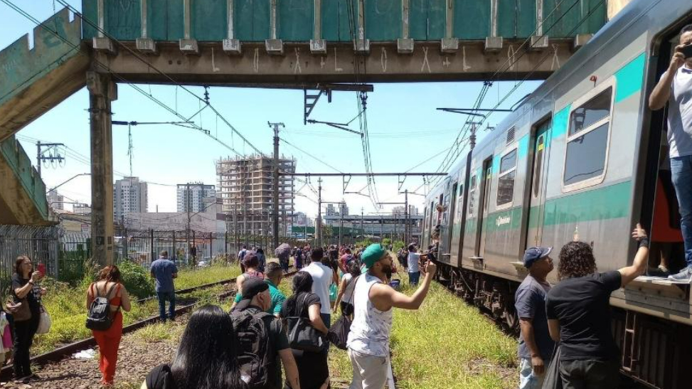 Vídeo: Trem descarrila com passageiros em SP