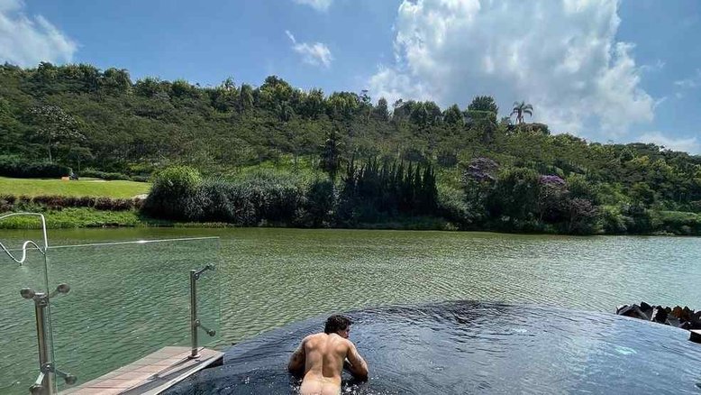 'Paolla Oliveira perdeu': Whindersson Nunes posa nu em piscina e internautas reagem