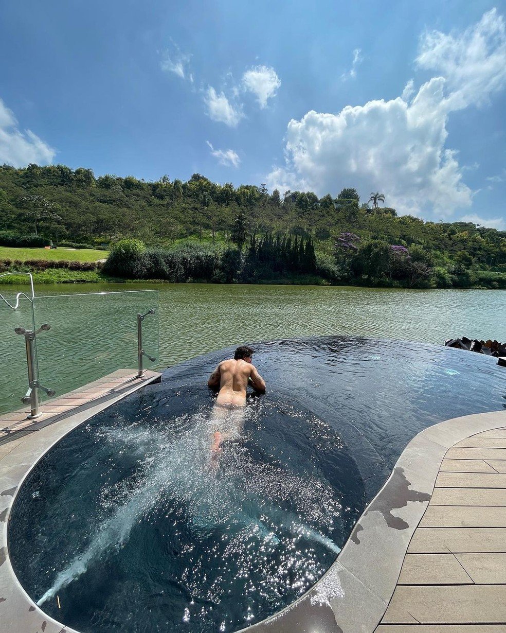 'Paolla Oliveira perdeu': Whindersson Nunes posa nu em piscina e internautas reagem