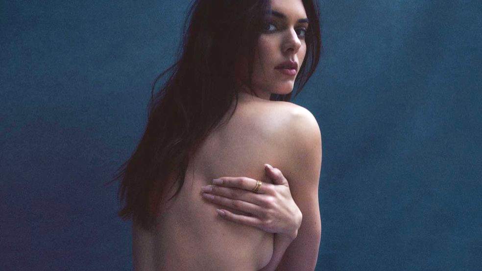 Fotos: De topless e calça abaixada, Kendall Jenner revela 'cofrinho' de quase R$ 4 mil