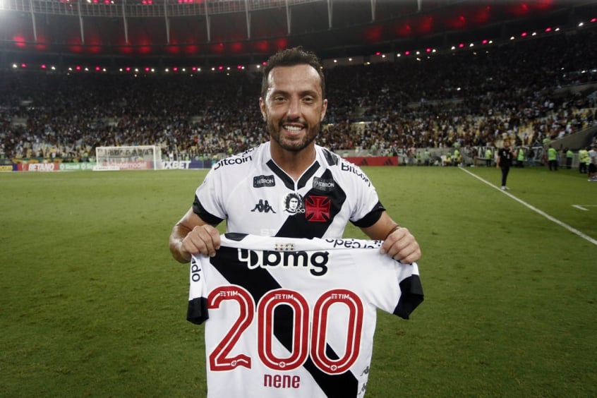 Nenê completa 200 jogos pelo Vasco e ganha camisa; veja foto