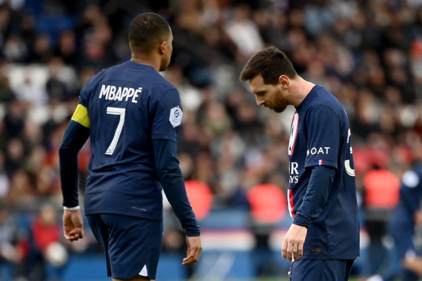Messi et Mbappé critiqués par le journal français après la défaite du PSG