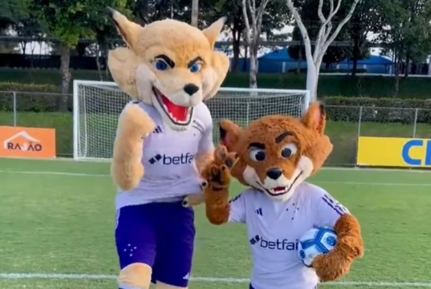 Cruzeiro 'aposenta' dupla Raposão e Raposinha e torcedores ironizam novos mascotes na web: 'Vira-lata caramelo'