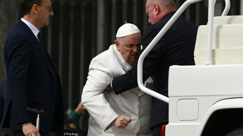 Estado de saúde do papa melhora e Francisco pode receber alta em breve