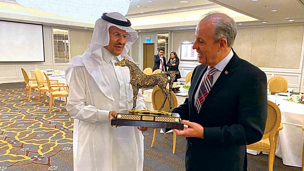 O então ministro Bento Albuquerque recebe na Arábia Saudita, em 2021, joias que seriam para a primeira-dama (acima) e para Bolsonaro