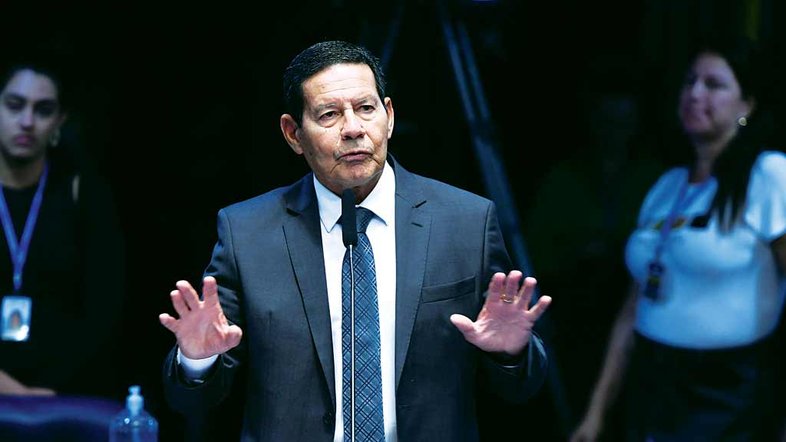 Mourão observa 'desfio de função' em resgates no RS: 'Sou um homem de 70 anos'