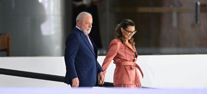 O presidente Luis Inácio Lula da Silva (E) e sua esposa, a primeira-dama Janja, em cerimônia pelo Dia Internacional da Mulher no Palácio do Planalto em Brasília, em 8 de março de 2023 - AFP