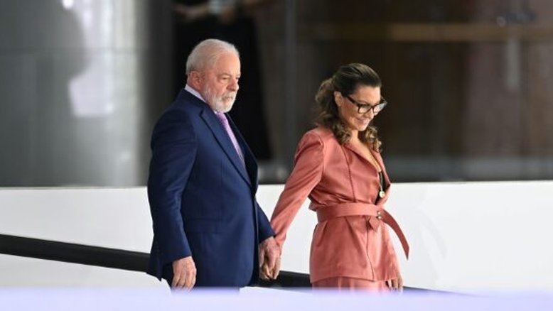 O presidente Luis Inácio Lula da Silva (E) e sua esposa, a primeira-dama Janja, em cerimônia pelo Dia Internacional da Mulher no Palácio do Planalto em Brasília, em 8 de março de 2023 - AFP
