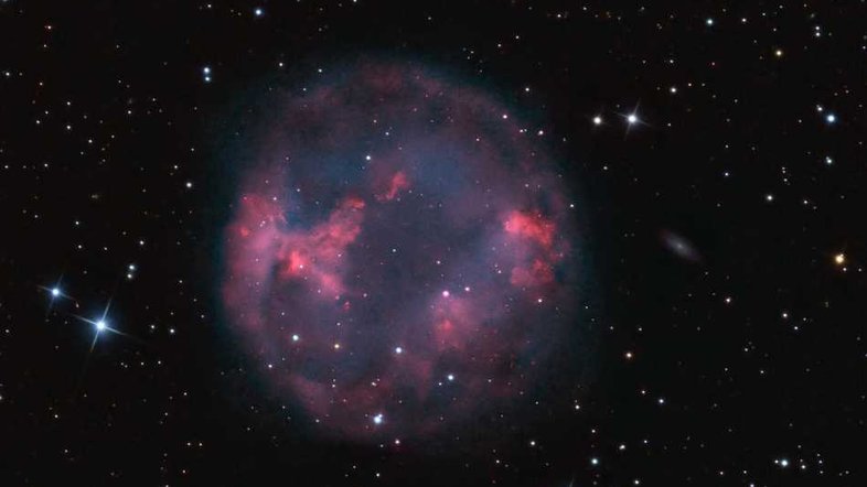 A nebulosa planetária Abell 7 está a cerca de 1,8 mil anos-luz de distância, na direção da Constelação de Lepus (“A Lebre”). Sua forma esférica, com cerca de 8 anos-luz de diâmetro, é delineada nesta imagem. As emissões de hidrogênio e nitrogênio são mostradas em tons avermelhados, ao passo em que as de oxigênio aparecem em verde-azulado. Uma nebulosa planetária representa a fase final da vida de uma estrela parecida com o nosso Sol, que passará por esse processo daqui a cerca de 5 bilhões de anos. Acredita-se que Abell 7 tenha cerca de 20 mil anos e sua estrela central é vista aqui como uma anã branca, cuja idade estimada é de 10 bilhões de anos
