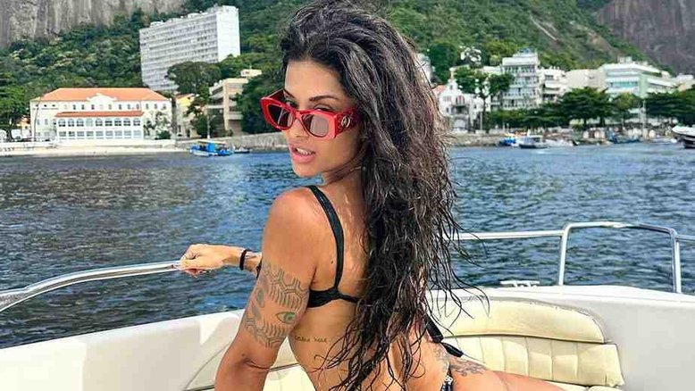 De fio-dental, Aline Campos exibe corpo bronzeado em passeio de barco: 'Vibrando forte'