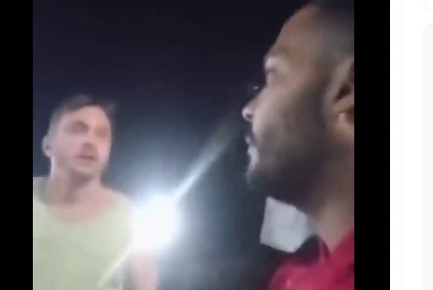 Vídeo: entregador é atacado por cliente: ‘Aqui é área de milícia’