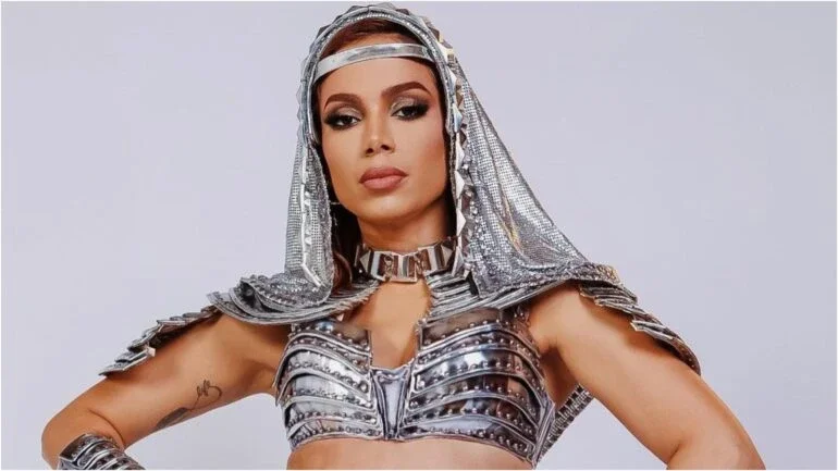 Anitta volta a se pronunciar contra gravadora: 