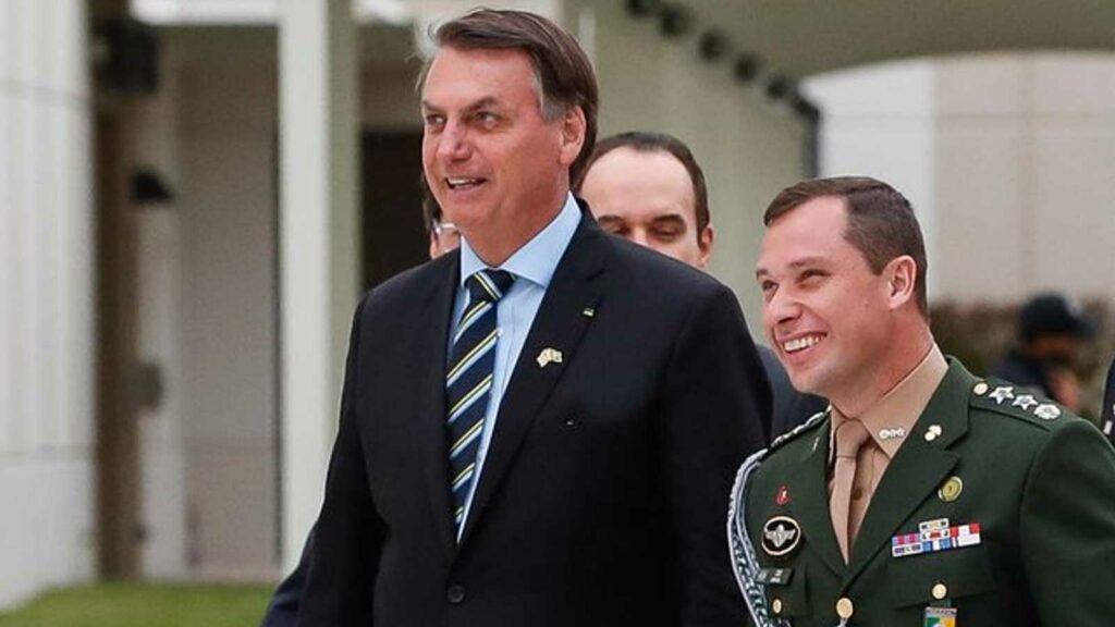 Quem é Mauro Cid, ex-ajudante de Bolsonaro que foi preso em operação da PF 2 Quem é Mauro Cid, ex-ajudante de Bolsonaro que foi preso em operação da PF