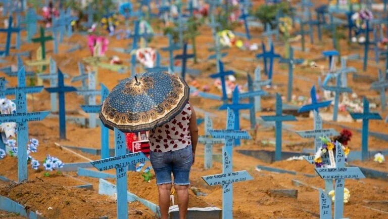 Brasil alcança 700 mil mortes por Covid três anos após início da pandemia