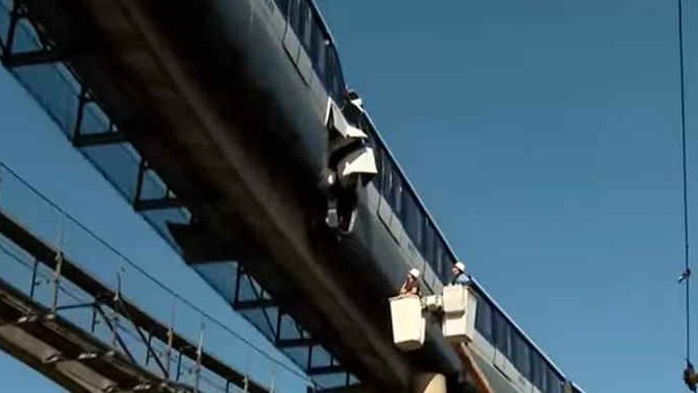 Colisão entre trens do Metrô de SP provoca filas em ônibus e caos no trânsito