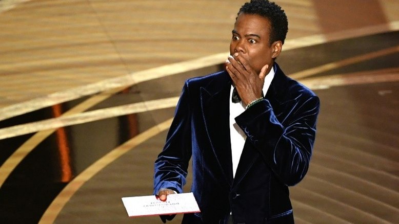 Chris Rock solta o verbo contra Will Smith e esposa Jada, um ano após tapa no Oscar