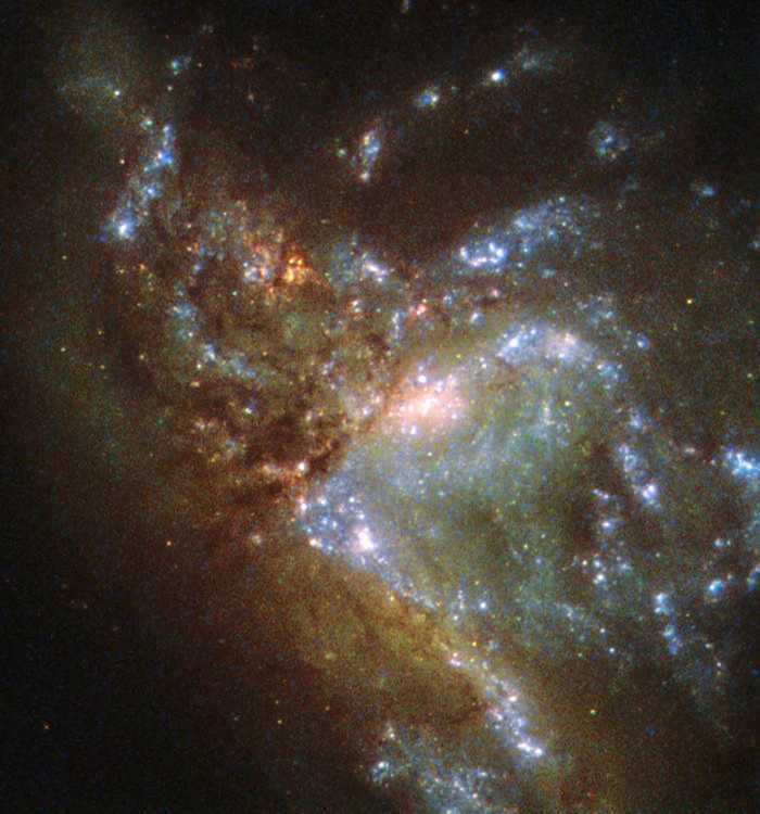 NGC 6052 é uma galáxia localizada a cerca de 230 milhões de anos-luz, na Constelação de Hércules. Ela está em processo de formação. Duas galáxias foram gradualmente reunidas, atraídas pela gravidade, e colidiram. Agora, ambas estão se fundindo em uma única estrutura. À medida que o processo de fusão continua, estrelas são lançadas para fora de suas órbitas originais, tomando caminhos inteiramente novos, alguns muito distantes da região da colisão. Em algum momento, a nova galáxia se estabelecerá em uma forma estável e diferente das duas galáxias originais
