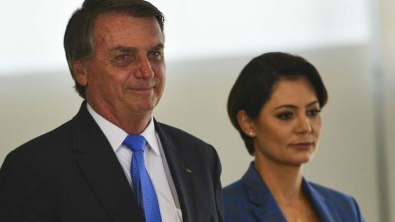 Inferno astral ? Além de ser investigado por suposta fraude, casamento de Bolsonaro pode chegar ao fim