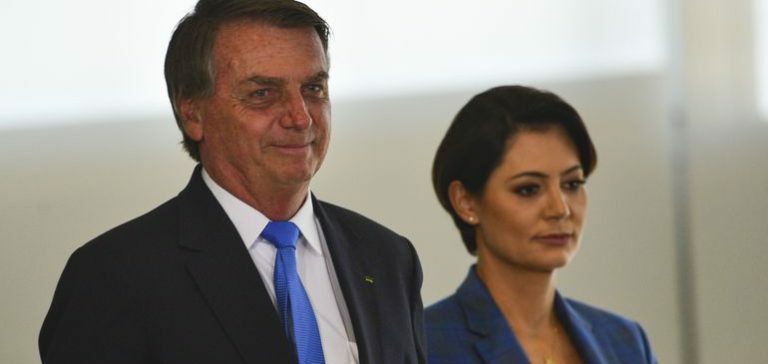 Inferno astral ? Além de ser investigado por suposta fraude, casamento de Bolsonaro pode chegar ao fim