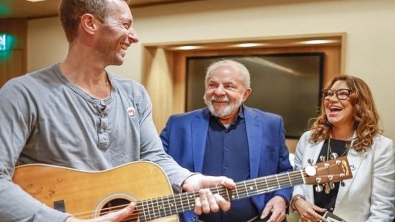 Lula ganha violão autografado de Chris Martin, vocalista do Coldplay