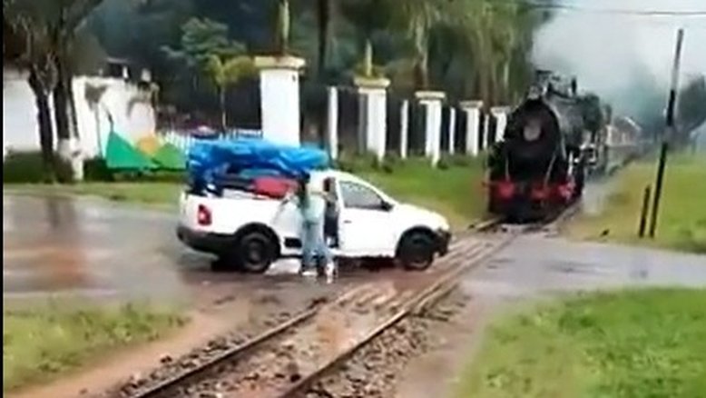Vídeo: Mulher abandona carro sobre o trilho com trem turístico a caminho