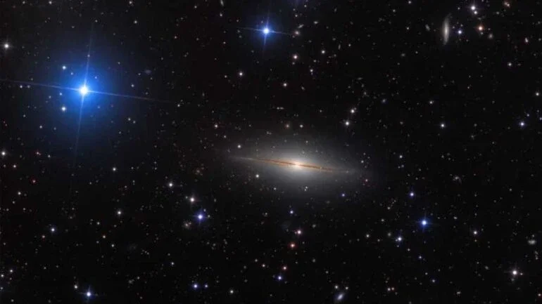 Apontando-se um telescópio para a Constelação do Pégaso, é possível avistar esta extensão de estrelas da Via Láctea e galáxias distantes. Ao centro, vê-se NGC 7814, galáxia que também é chamada de “Pequeno Sombreiro”, em referência à famosa Galáxia do Sombreiro (Messier 104 ou NGC 4594), na Constelação de Virgem. Ambas são galáxias espirais vistas de lado, com extensos bulbos centrais, cortados por um disco mais fino feito de poeira. Na verdade, NGC 7814 está a cerca de 40 milhões de anos-luz de distância e tem por volta de 60 mil anos-luz de diâmetro, guardando praticamente as mesmas dimensões de seu par que parece mais avantajado. Contudo, a aparente diferença de tamanho se dá pelo fato de o “Pequeno Sombreiro” estar muito mais distante da Terra que o “Grande Sombreiro”